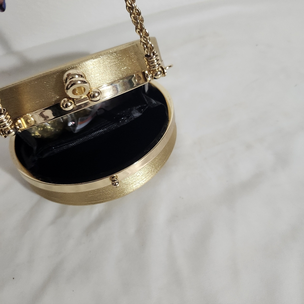 Elegant Gold Women's Crossbody Handbag - Picture 3 of 3